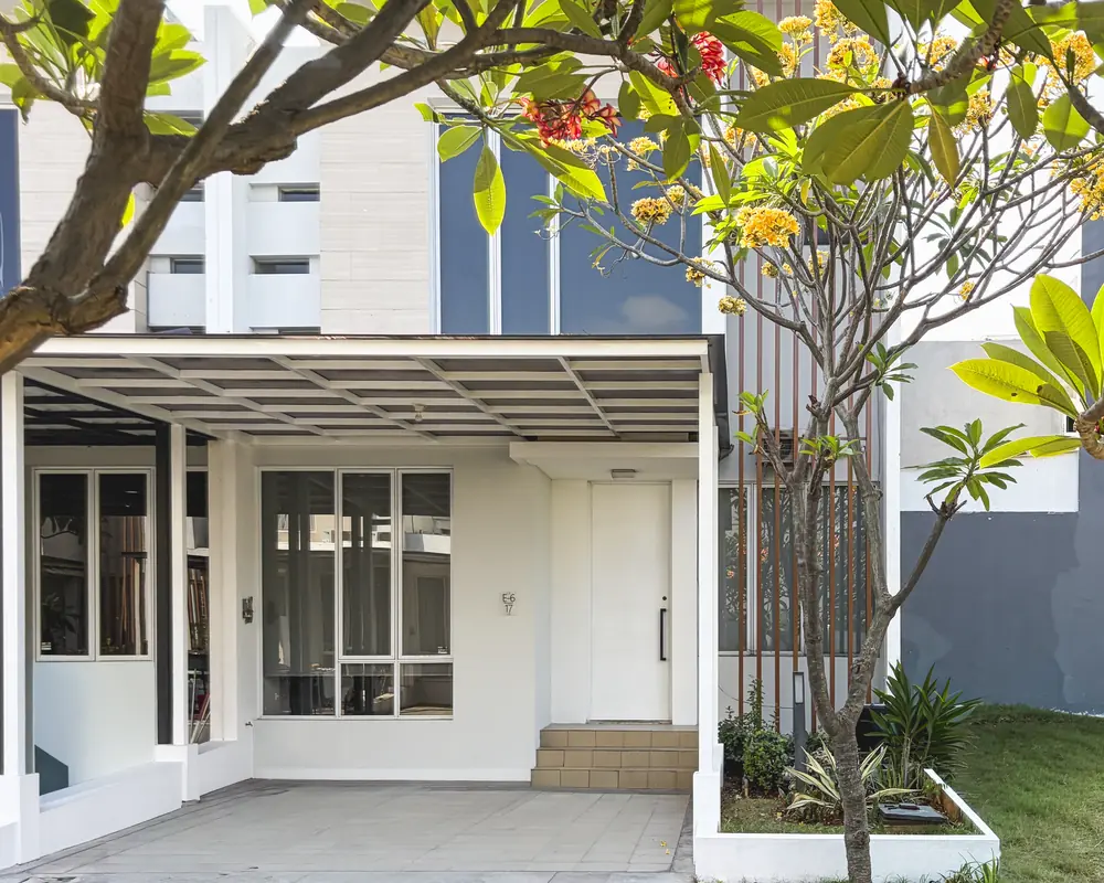 Carport dan taman depan rumah Yarra E6/17