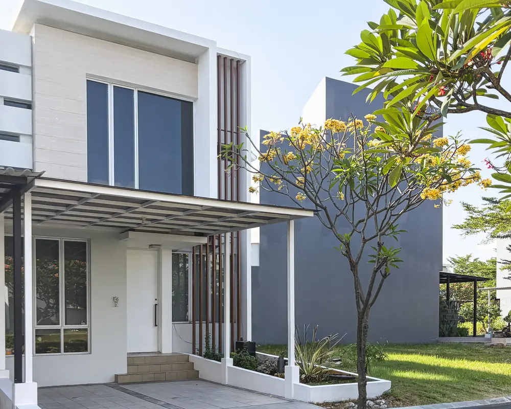 Tampak depan rumah dari carport