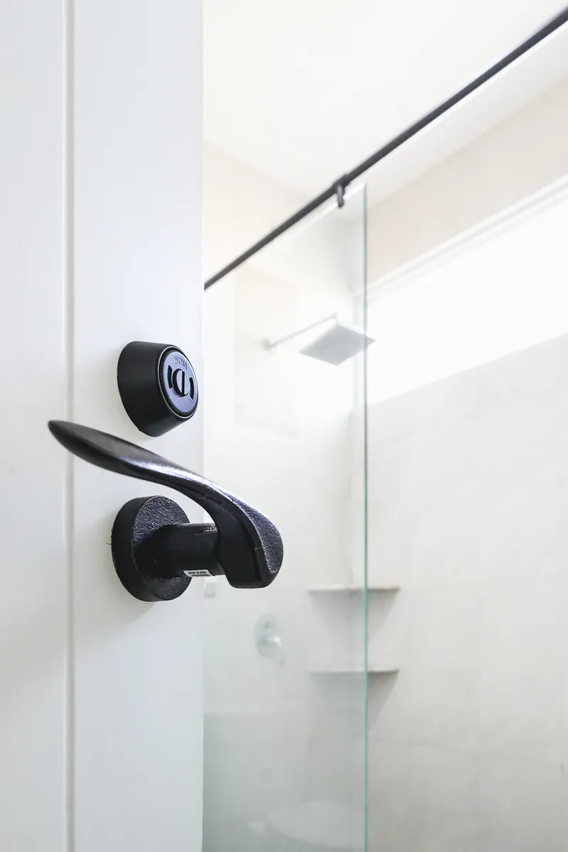 Lever handle Elmes hitam dengan kunci MIWA