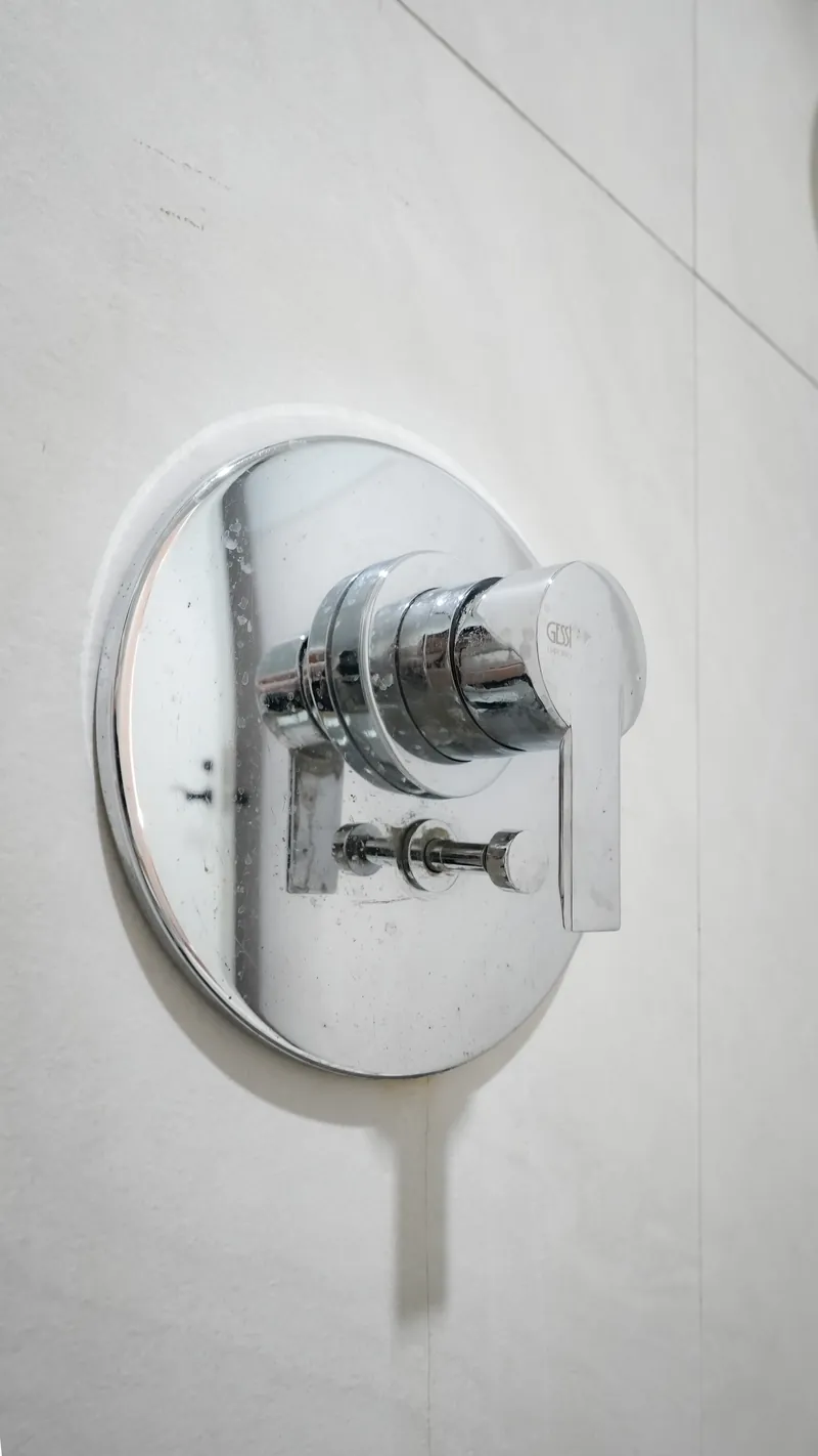 Shower mixer GESSI chrome di kamar mandi utama